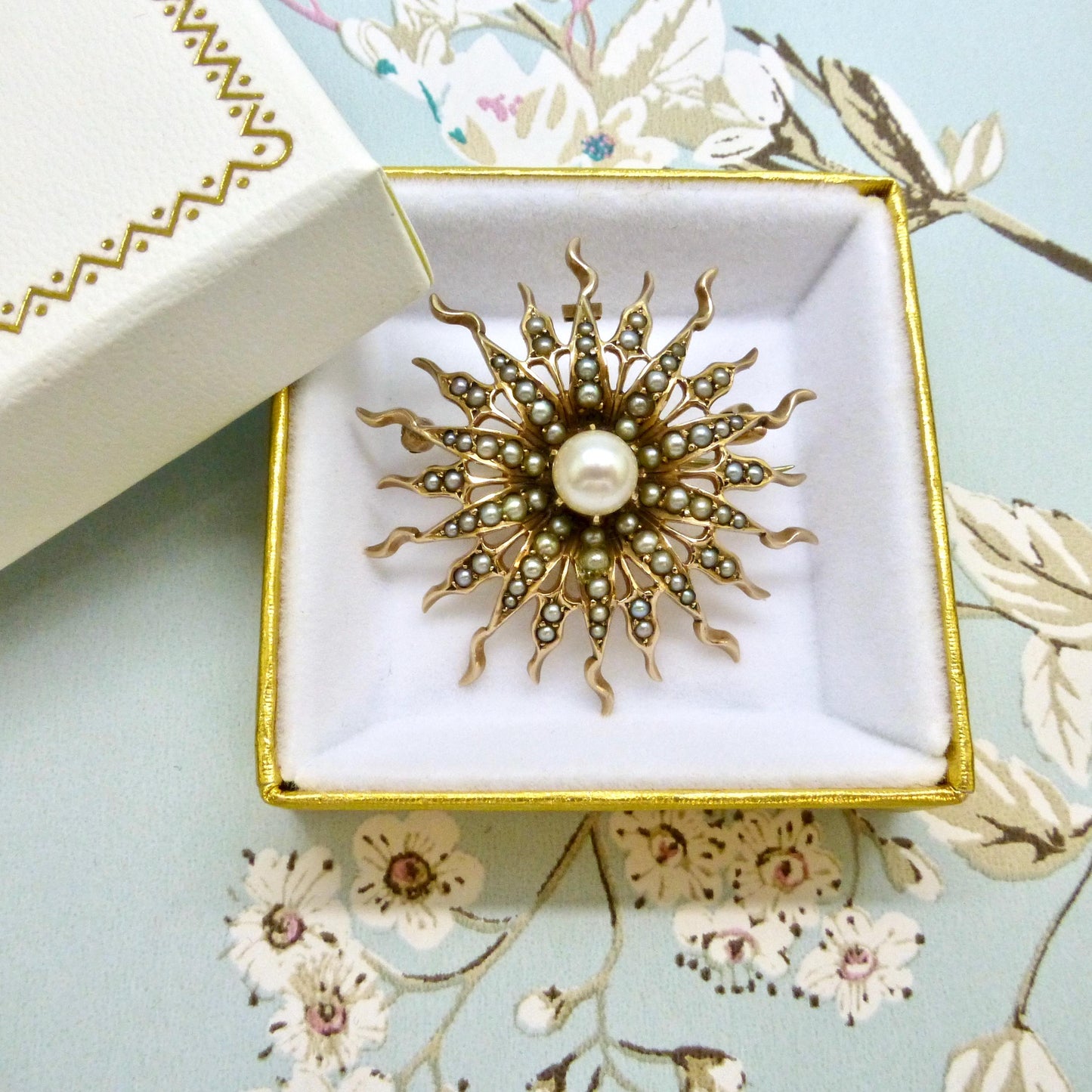 Antique gold Sunburst Pearl & seed pearl pendant/brooch c1890's - 1900's 7.9 grams