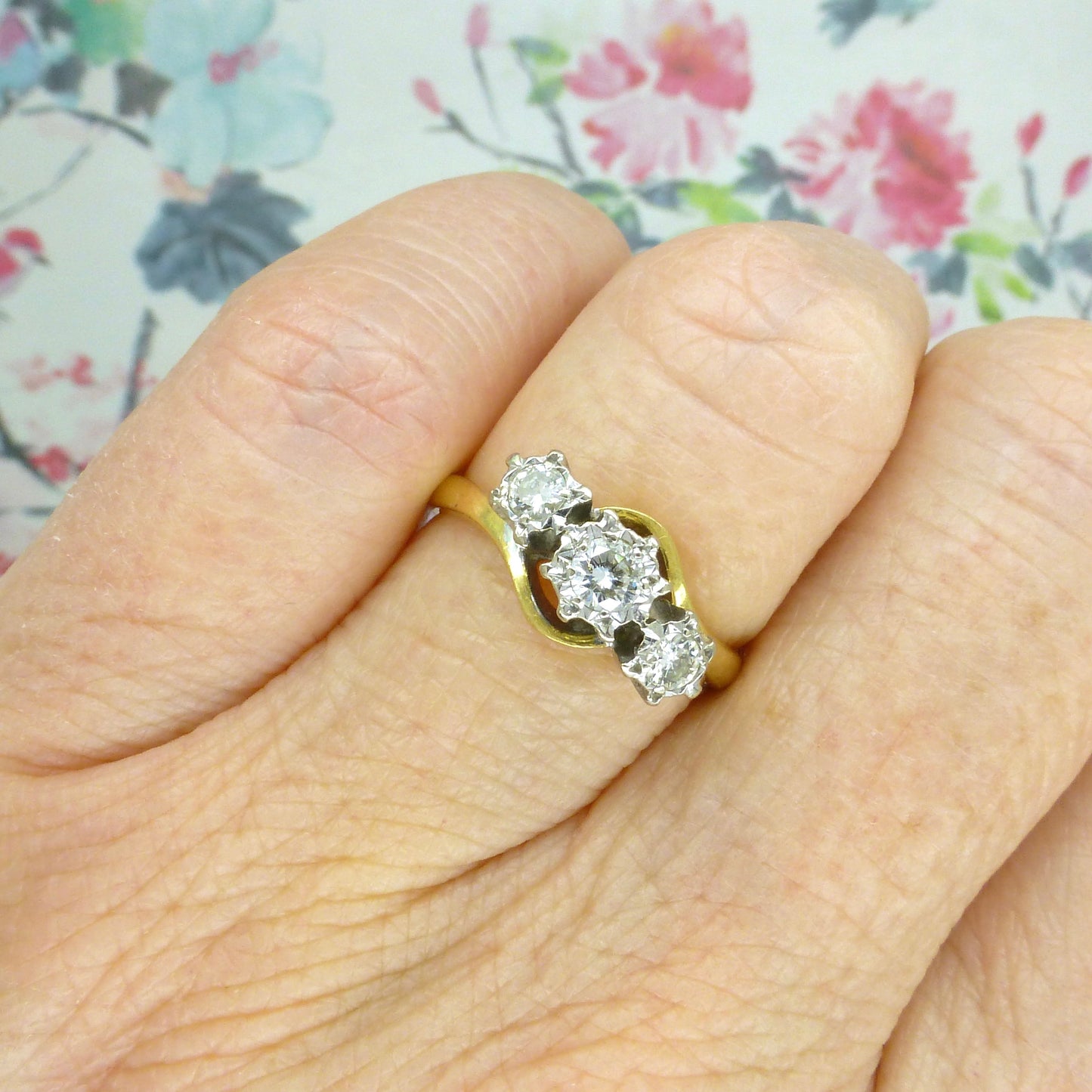 Vintage 18ct gold diamond trilogy twist/bypass ring.