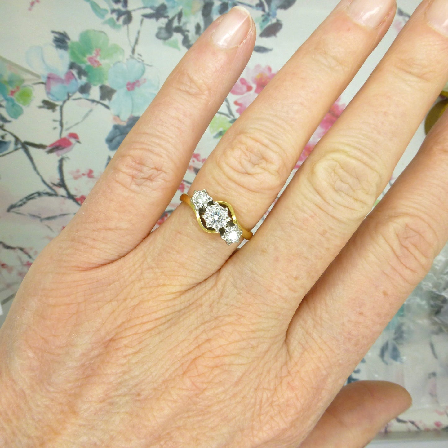 Vintage 18ct gold diamond trilogy twist/bypass ring.
