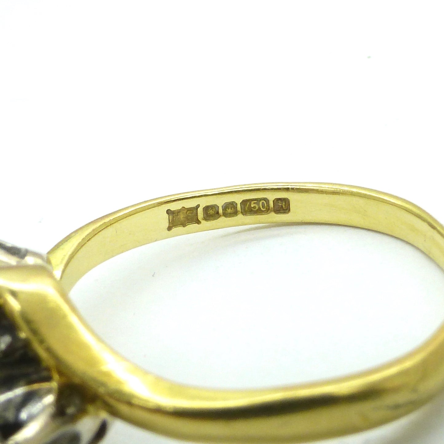 Vintage 18ct gold diamond trilogy twist/bypass ring.