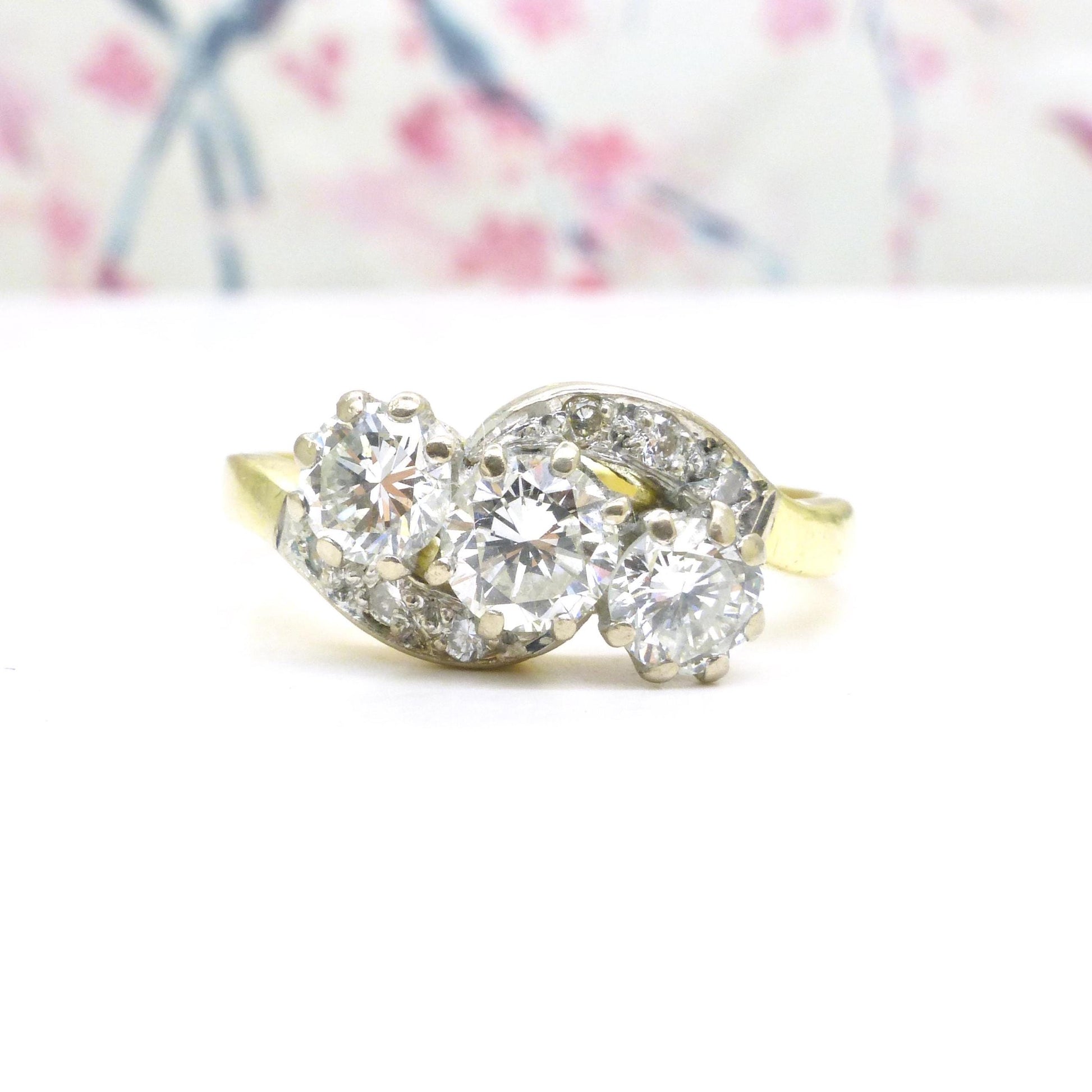 Vintage 18ct natural diamond three stone trilogy twist ring + Independent valuation report