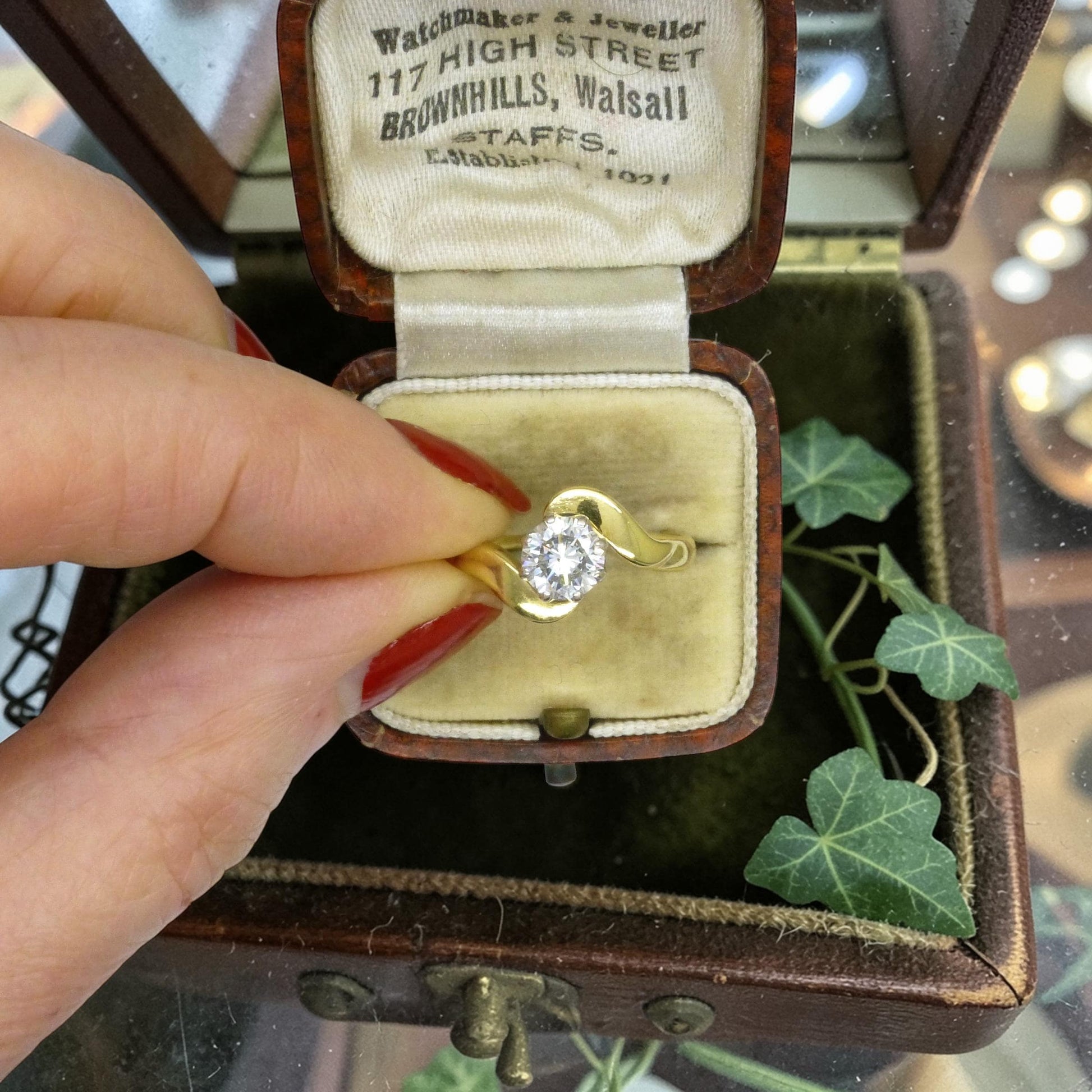 Vintage 18ct gold brilliant cut natural diamond solitaire ring 0.70ct + Independent Valuation report