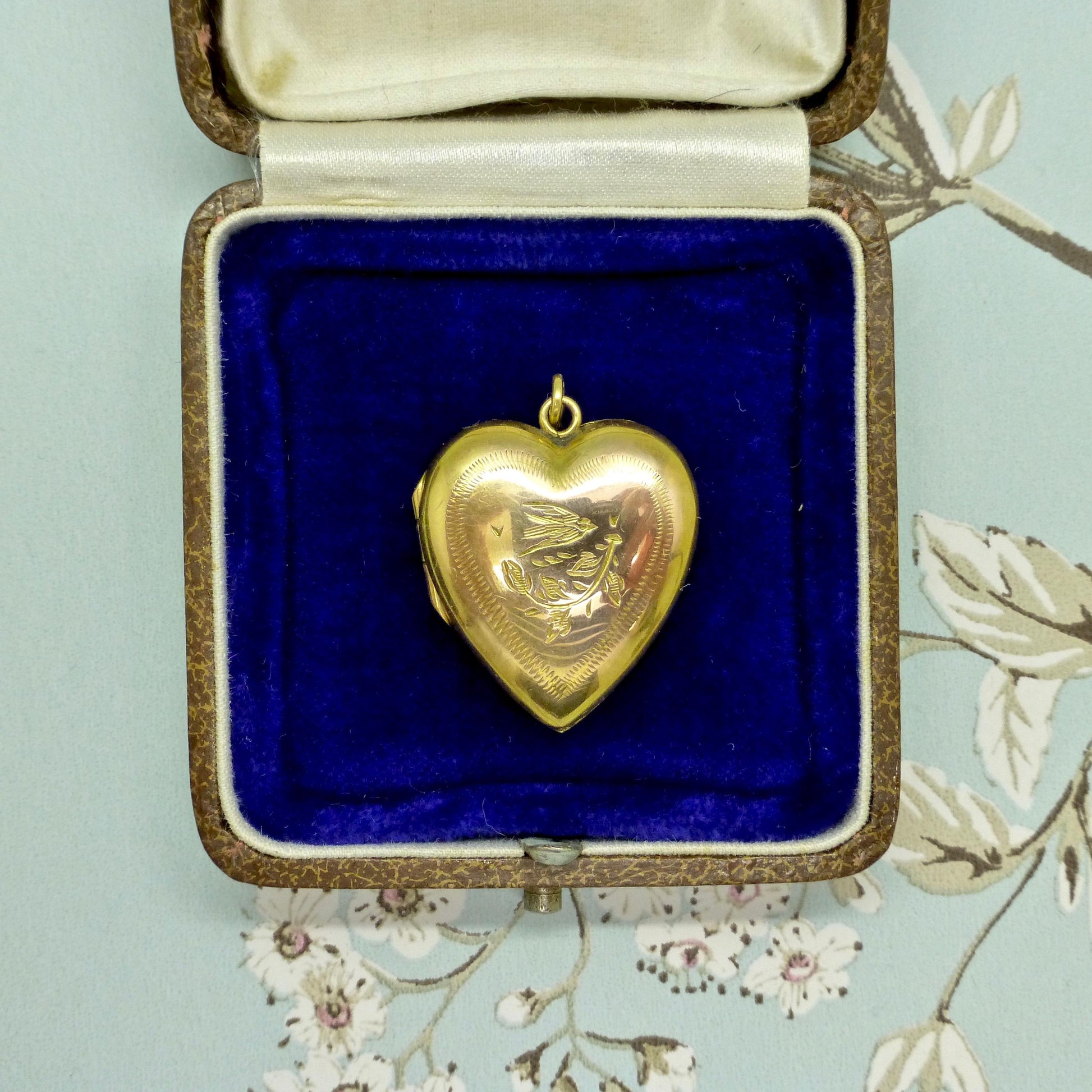 Antique 9ct Gold Heart Locket c1880-1900 – Aesthetic Engraved Bird motif