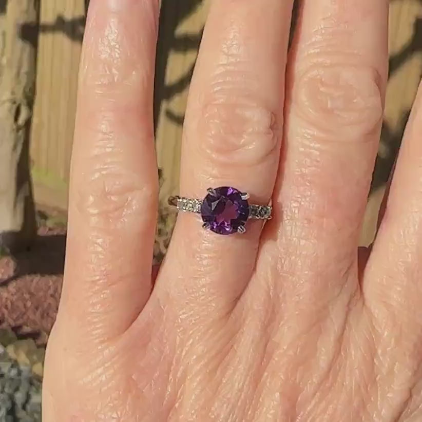 Vintage solid 18ct gold Amethyst & Diamond solitaire ring 1980's