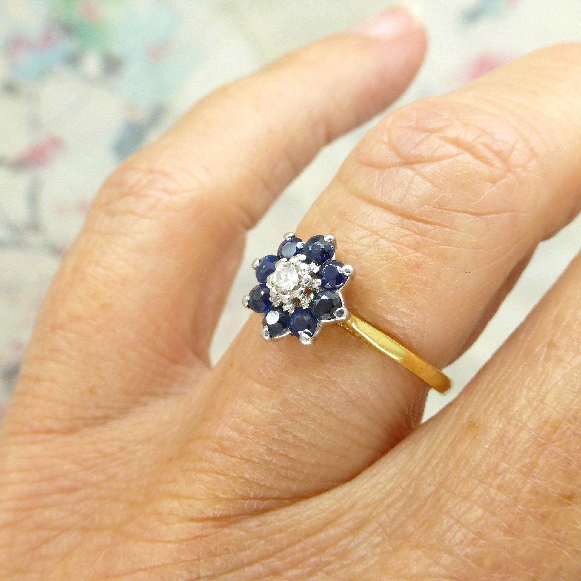Sweet vintage 18ct diamond & sapphire daisy cluster ring c1970's