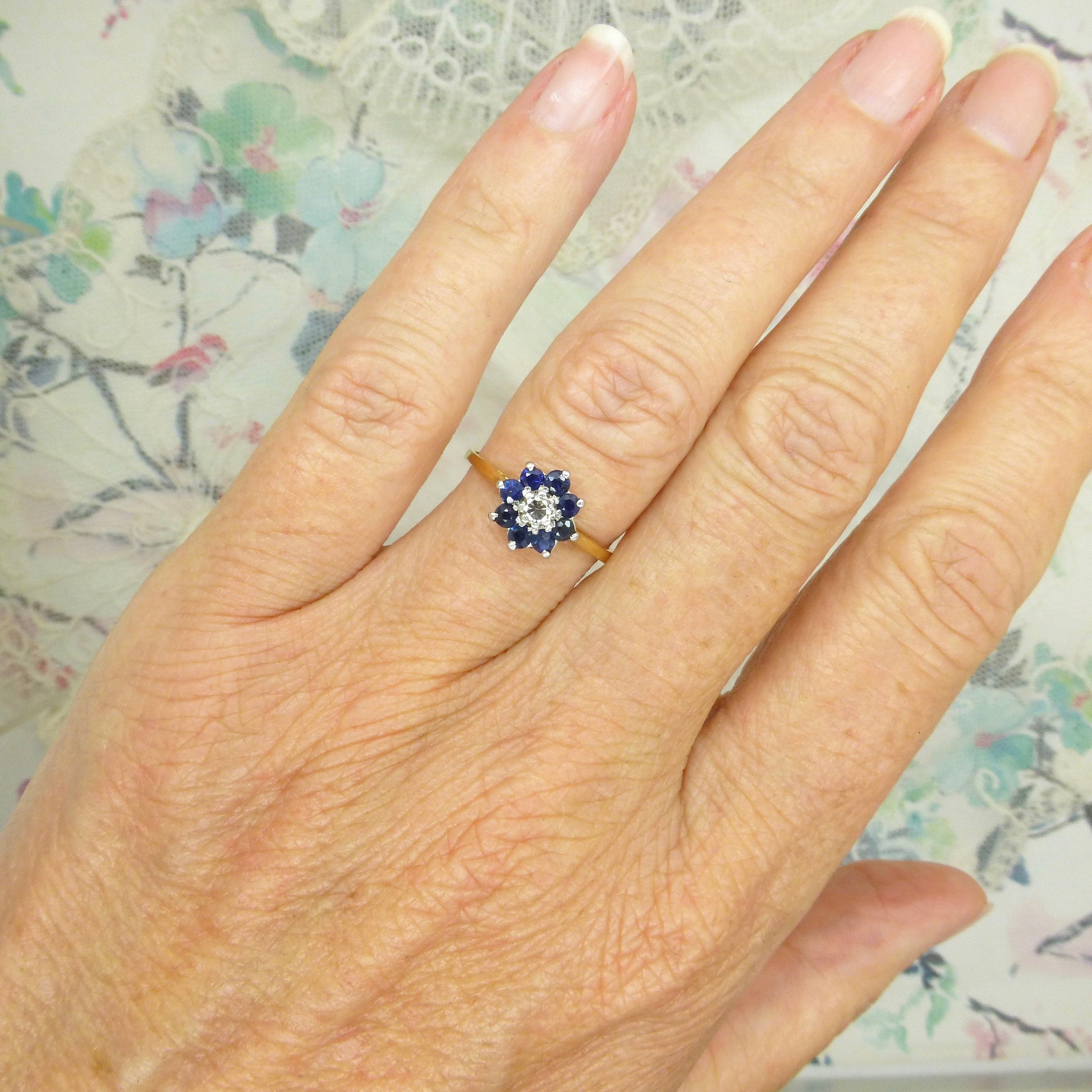 Sweet vintage 18ct diamond & sapphire daisy cluster ring c1970's