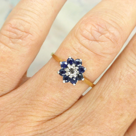 Sweet vintage 18ct diamond & sapphire daisy cluster ring c1970's