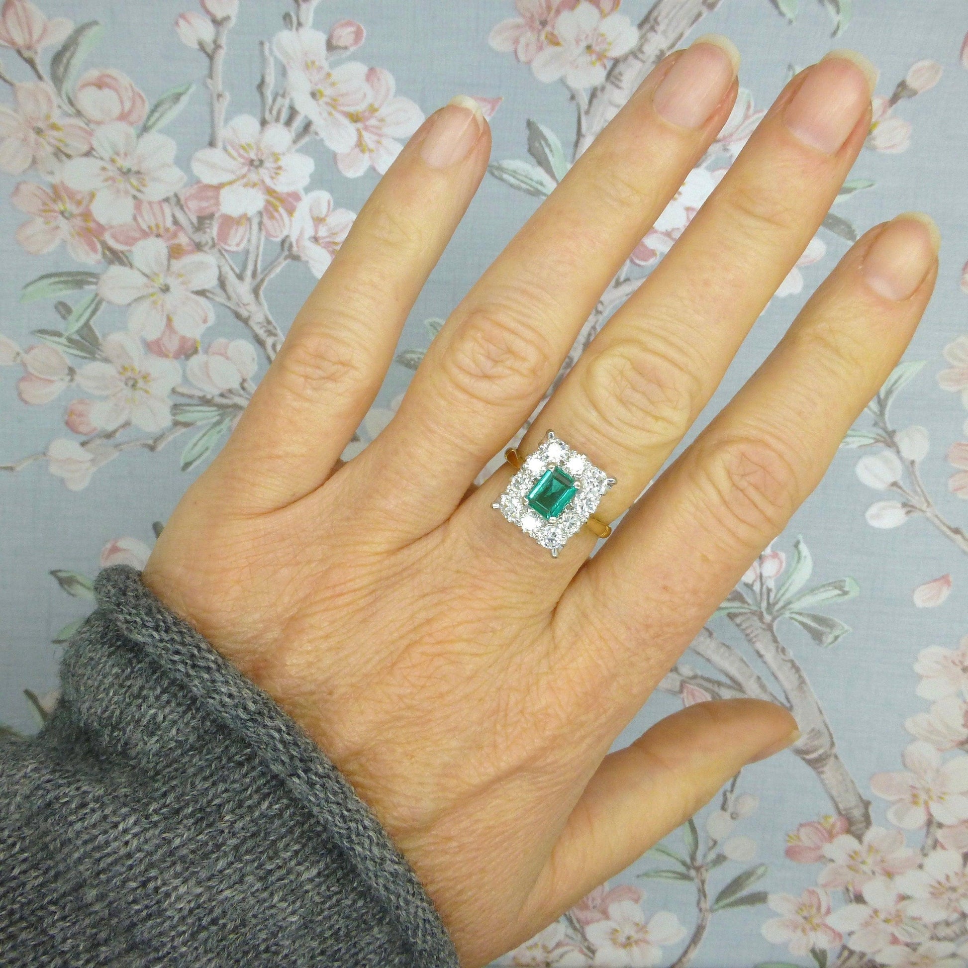 Stunning Vintage 18ct gold Emerald & Diamond cluster ring ~ With Valuation appraisal