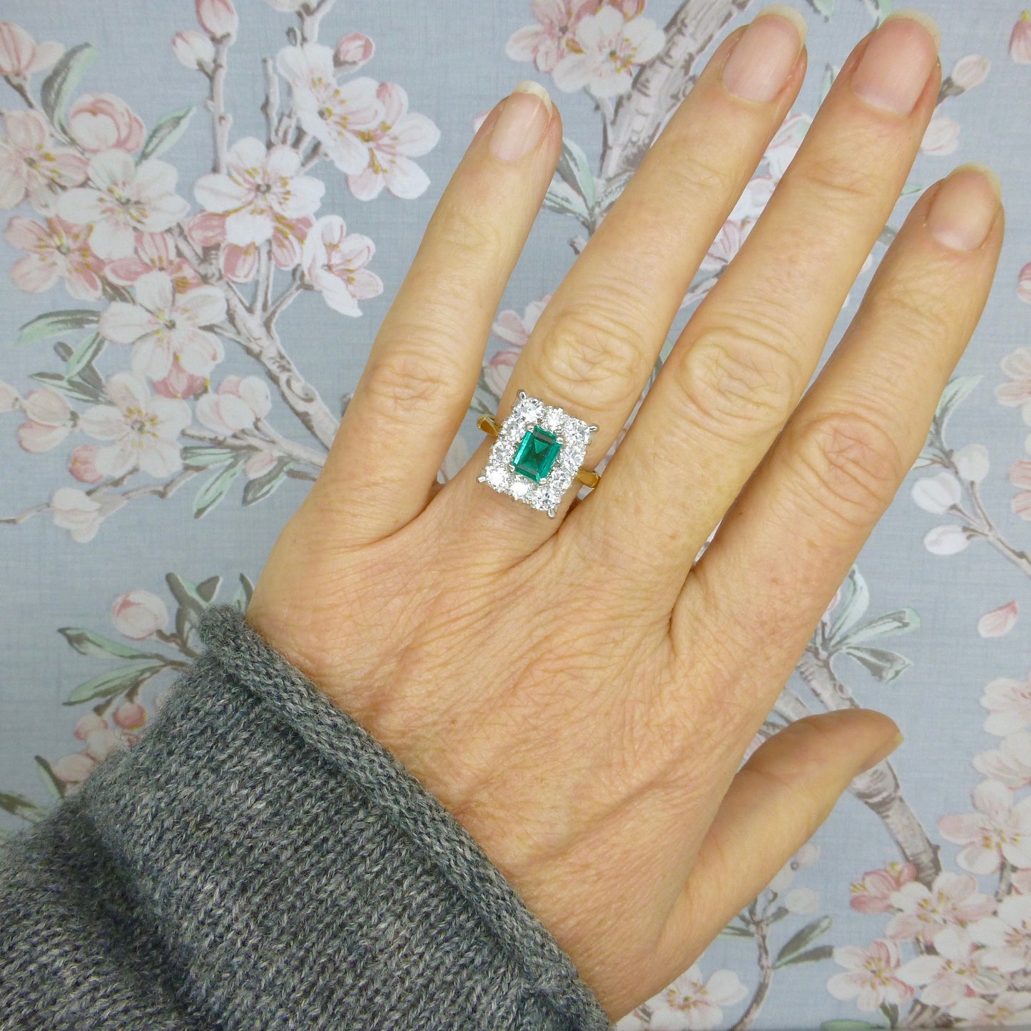 Stunning Vintage 18ct gold Emerald & Diamond cluster ring ~ With Valuation appraisal