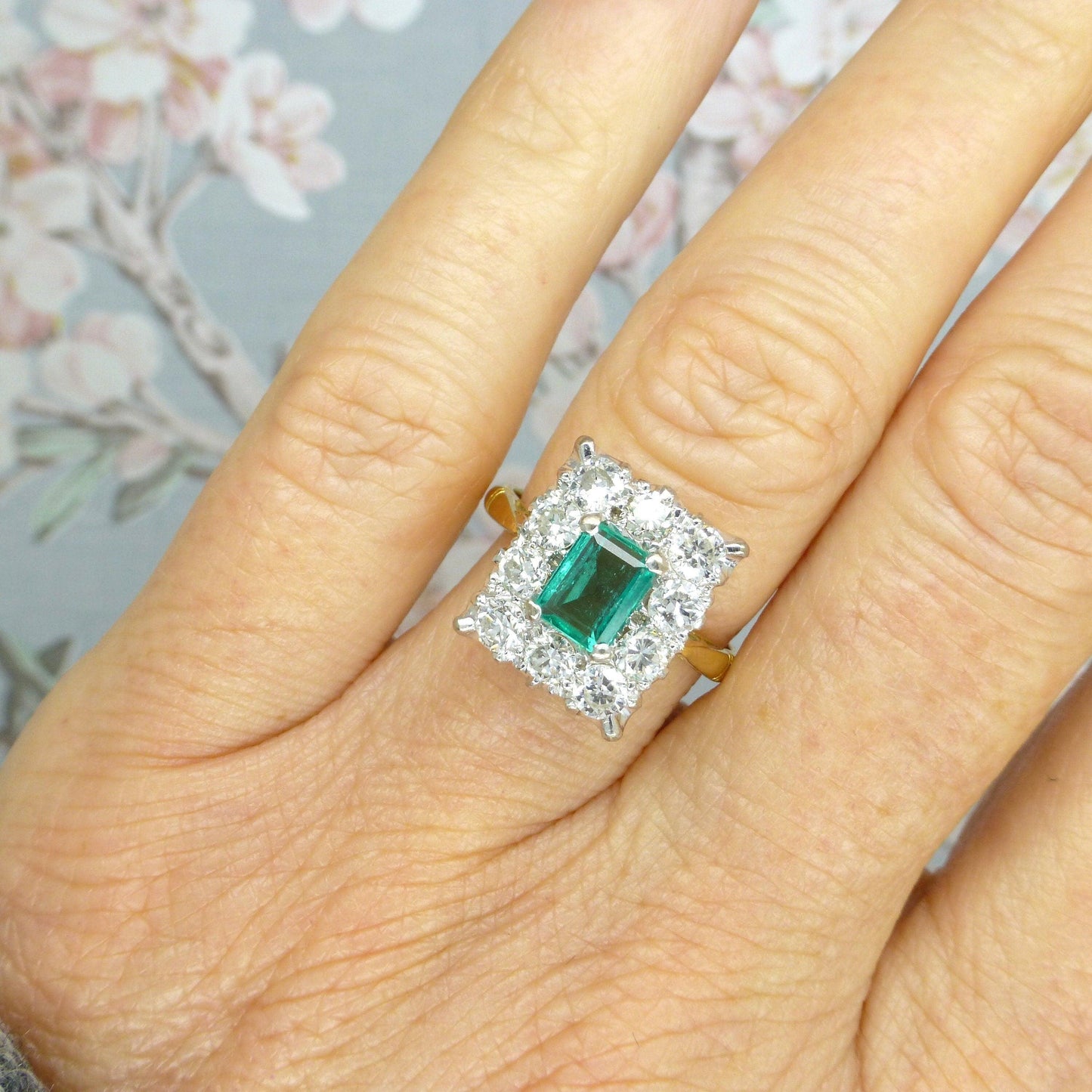 Stunning Vintage 18ct gold Emerald & Diamond cluster ring ~ With Valuation appraisal