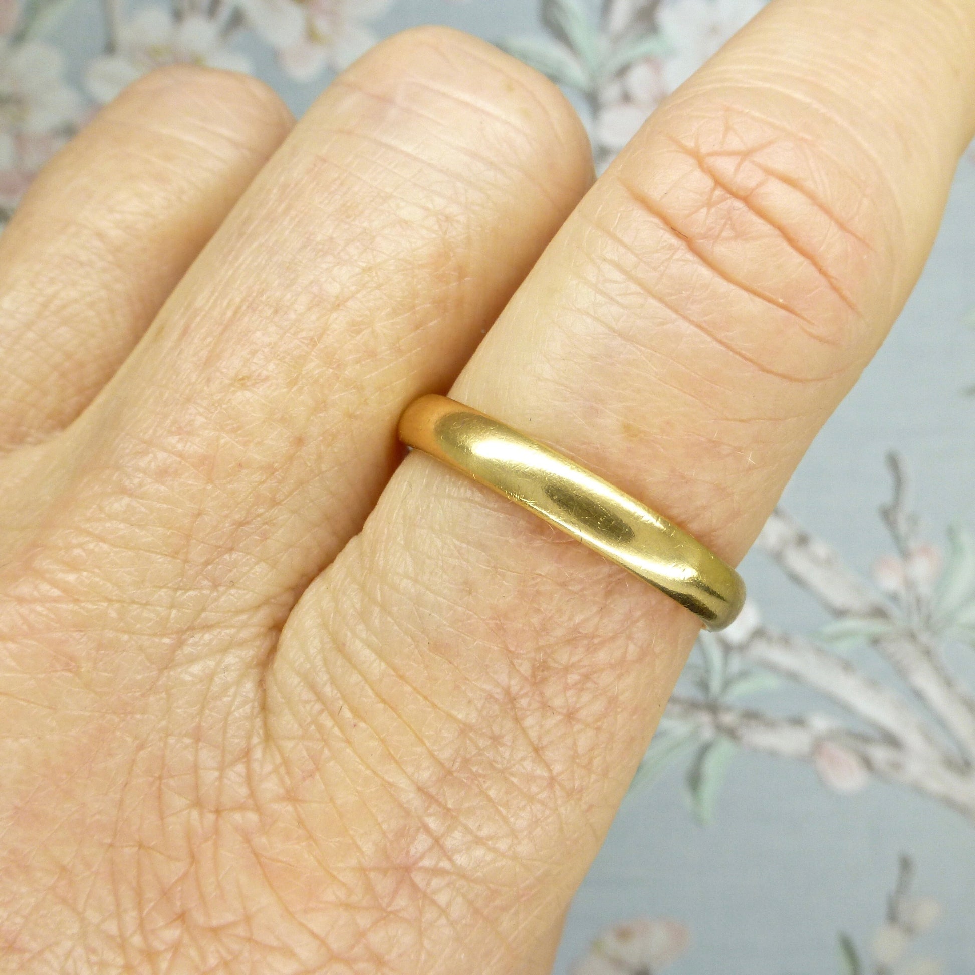 Vintage English 22ct gold wedding ring c1950's ~ gold stacking band 5.2 grams